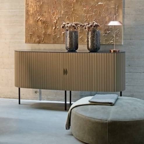 Ein elegantes Sideboard von Wogg steht in einem Wohnzimmer und sorgt f&uuml;r einen Hingucker